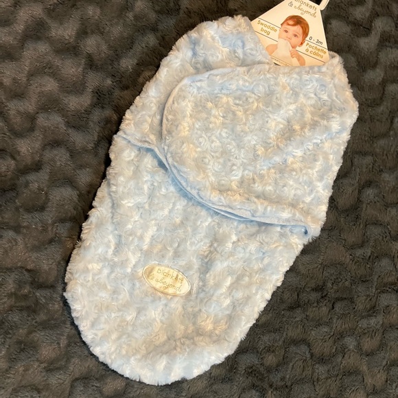 NWT Blankets & Beyond Blue Swaddle Beautiful Baby Blue Color. Perfect for Baby! - Picture 2 of 13